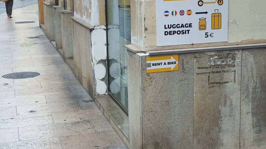 Orientació espacial mitjançant cartelleria a les immediacions.