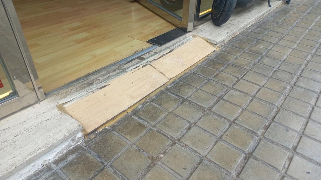 Rampa para superar desnivel en puerta de acceso.