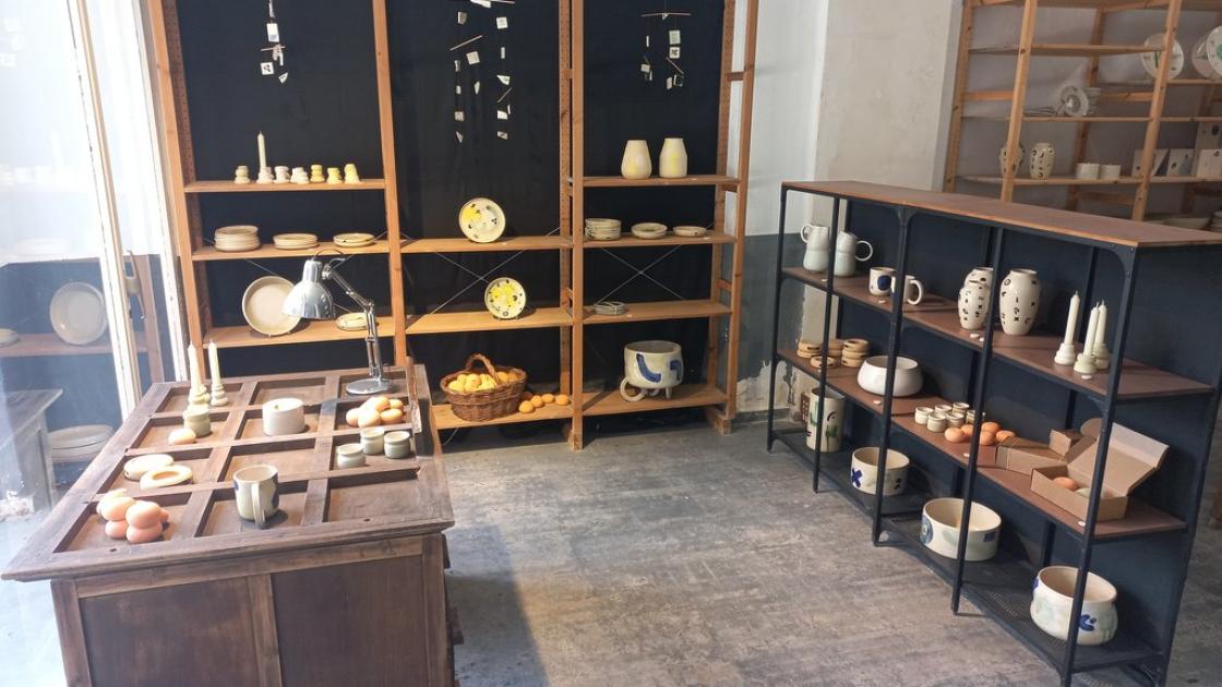 Vitrines a alçada adequada i disposades per definir recorregut interior.