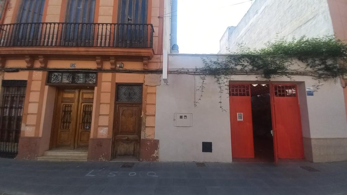Fachada del establecimiento con entrada lateral accesible y sin desniveles.