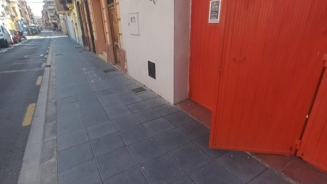 Itinerario exterior de aproximación ancho y libre de obstáculos.
