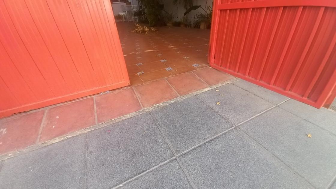 Acceso enrasado y libre de obstáculos.