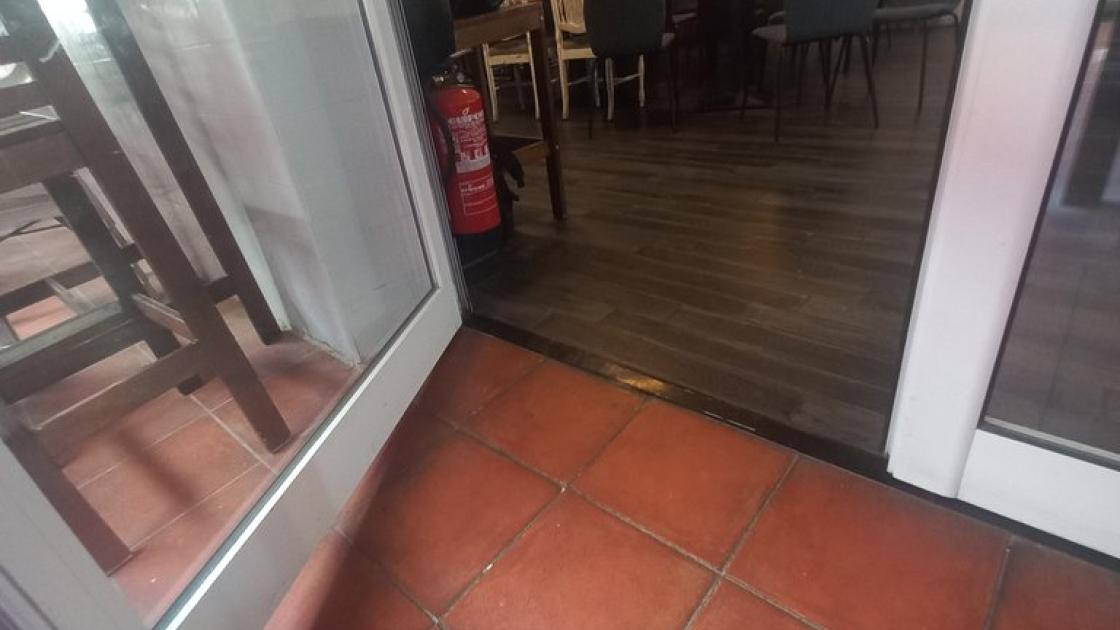 Acceso a la sala a misma cota y libre de obstáculos.