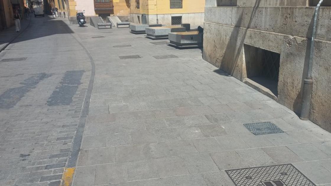 Itinerari d'aproximació lliure d'obstacles i amb amplada adequada.