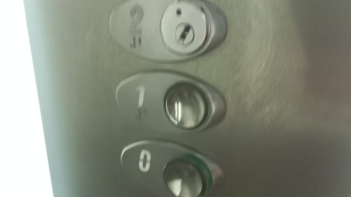 Mòdul de botonera en ascensor accessible.