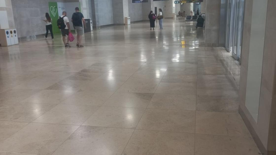 Wide and obstacle-free approach path.