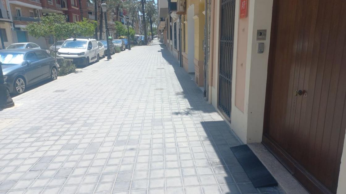 Itinerari d'aproximació amb amplada accessible i lliure d'obstacles.