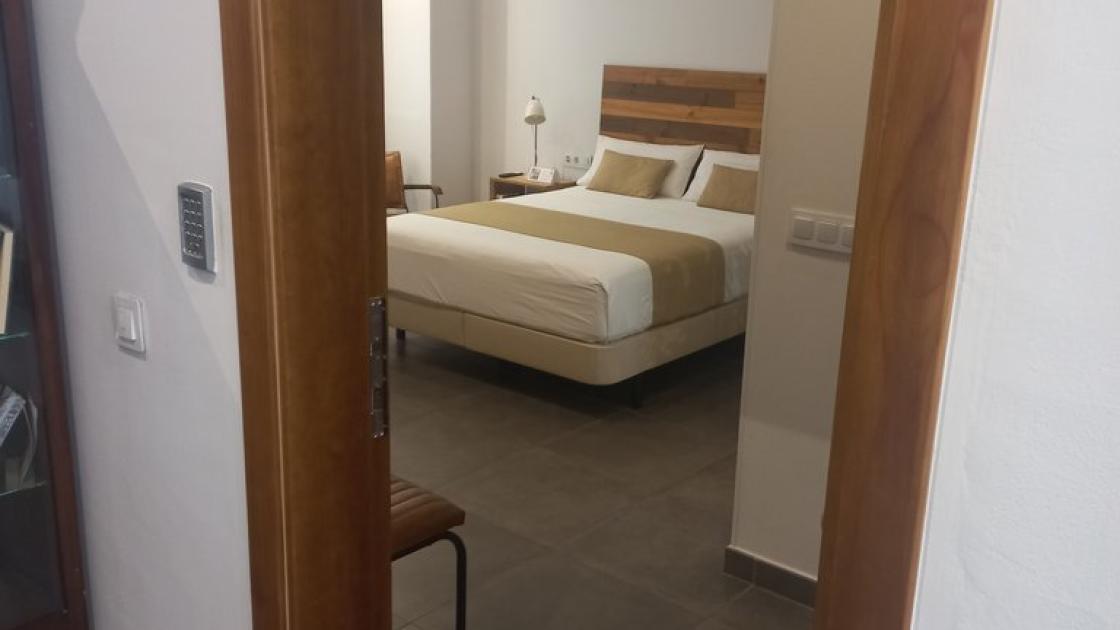 Porta d'accés a l'apartament amb amplada superior a 0,90 metres