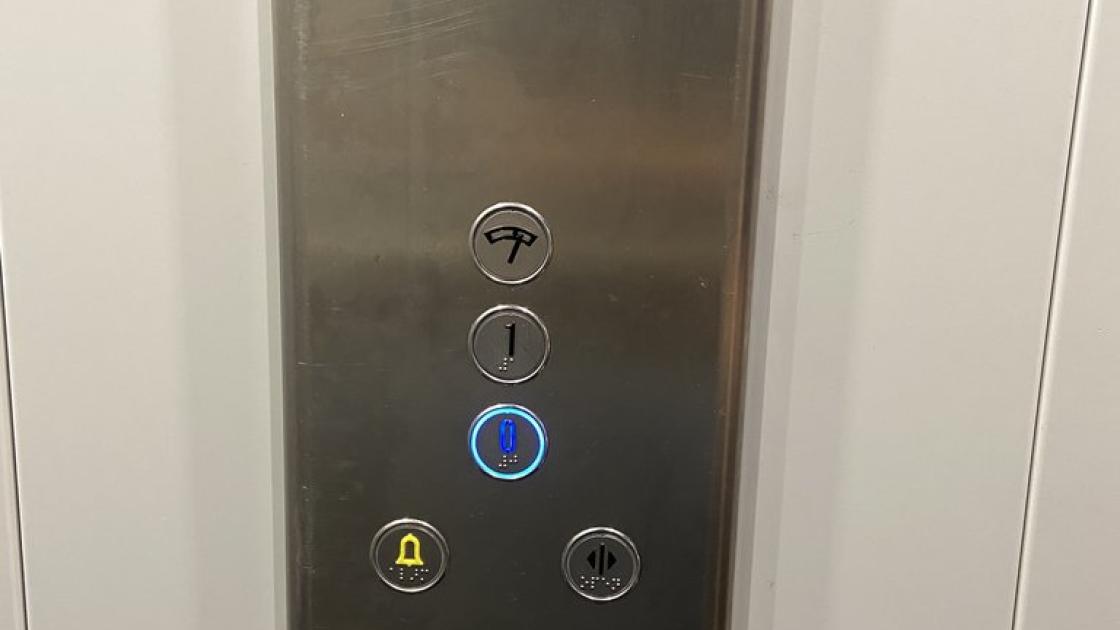 Ascensor accessible amb botons en braille.