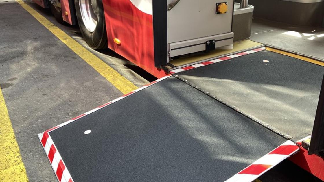 Rampa de acceso al interior del autobús.