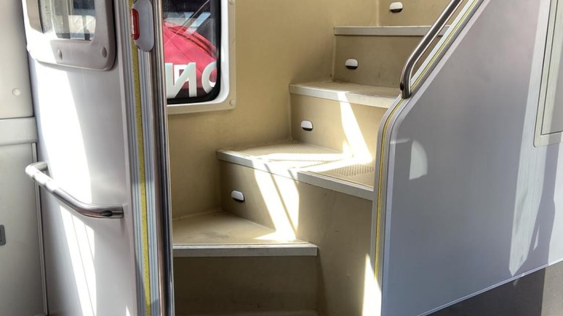 Escaleras con barras de apoyo para subir a la zona descubierta.