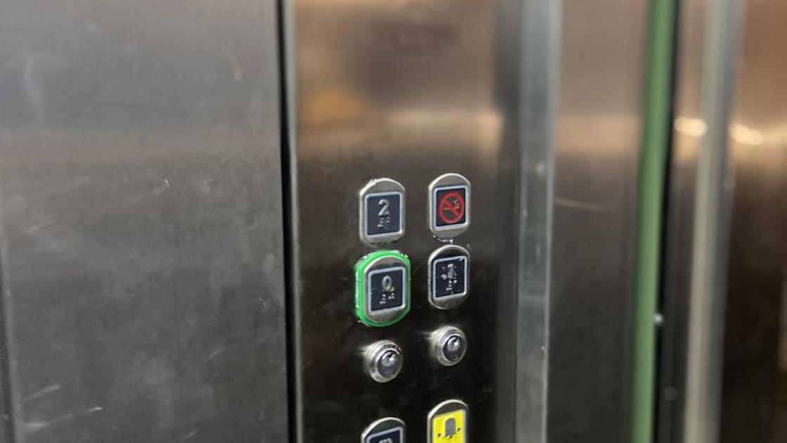 Ascensor adaptat amb botons en braille i altura adequada.