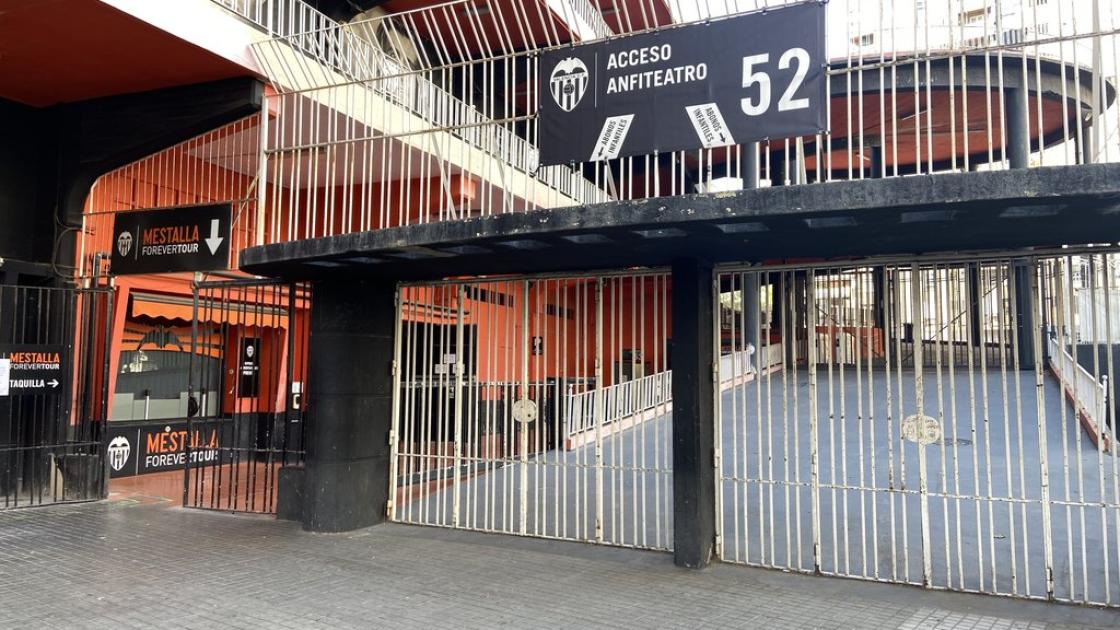 Portes d'accés a la zona de l'amfiteatre, espai ampli amb rampa d'accés.