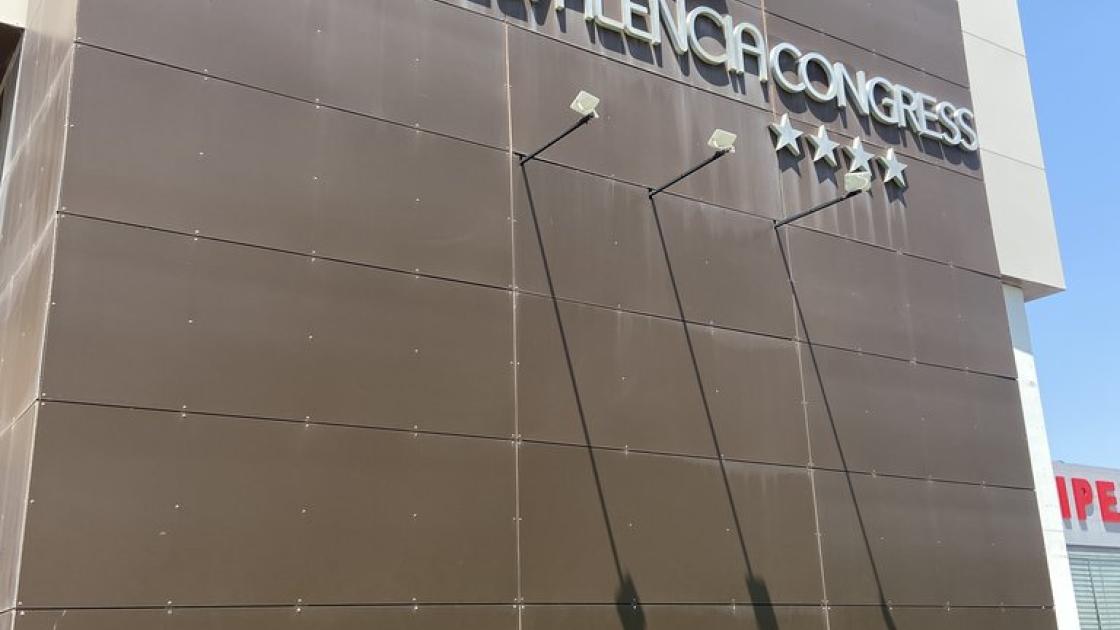 Nom de l'hotel a la façana i amb una correcta visibilitat.