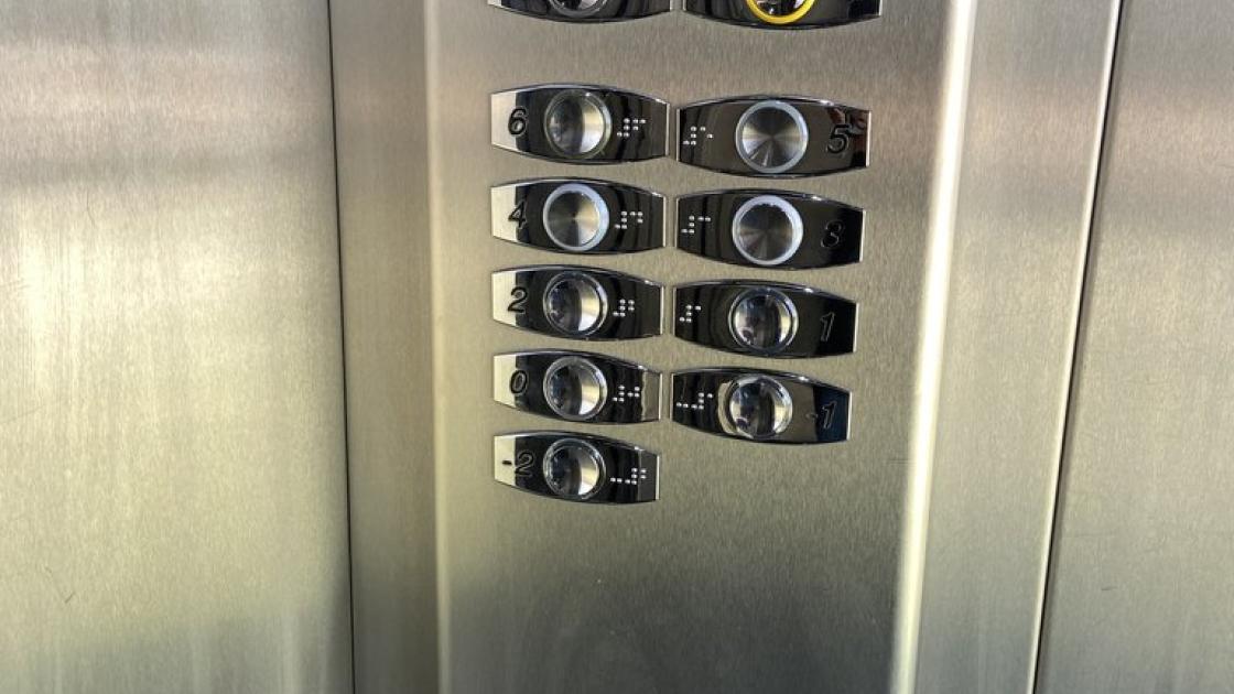 Ascensor accessible amb botons en braille.