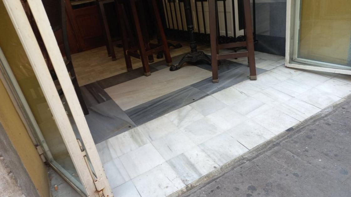 Acceso libre de obstáculos y con rampa para salvar desnivel.