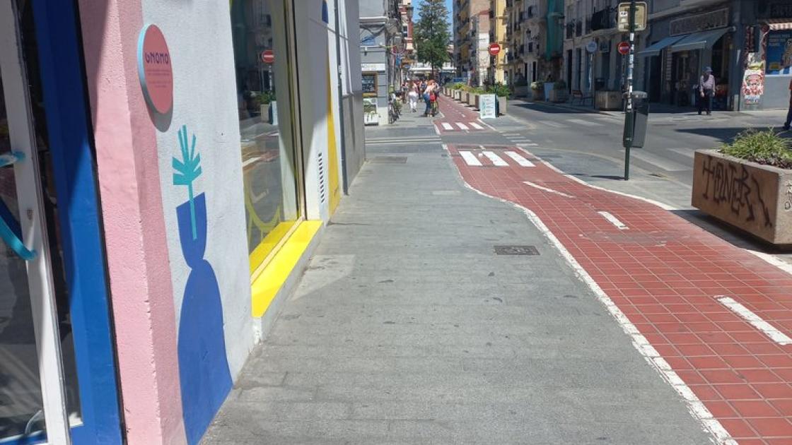 Recorregut exterior ampli amb itinerari accessible.