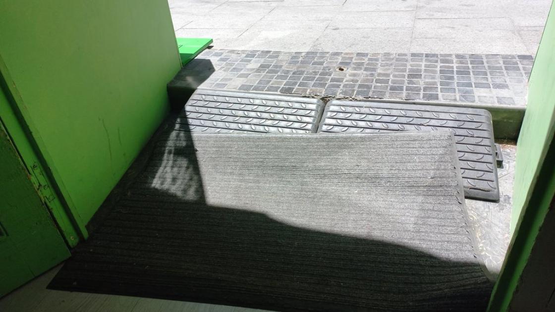 Rampa d'accés per superar desnivell.