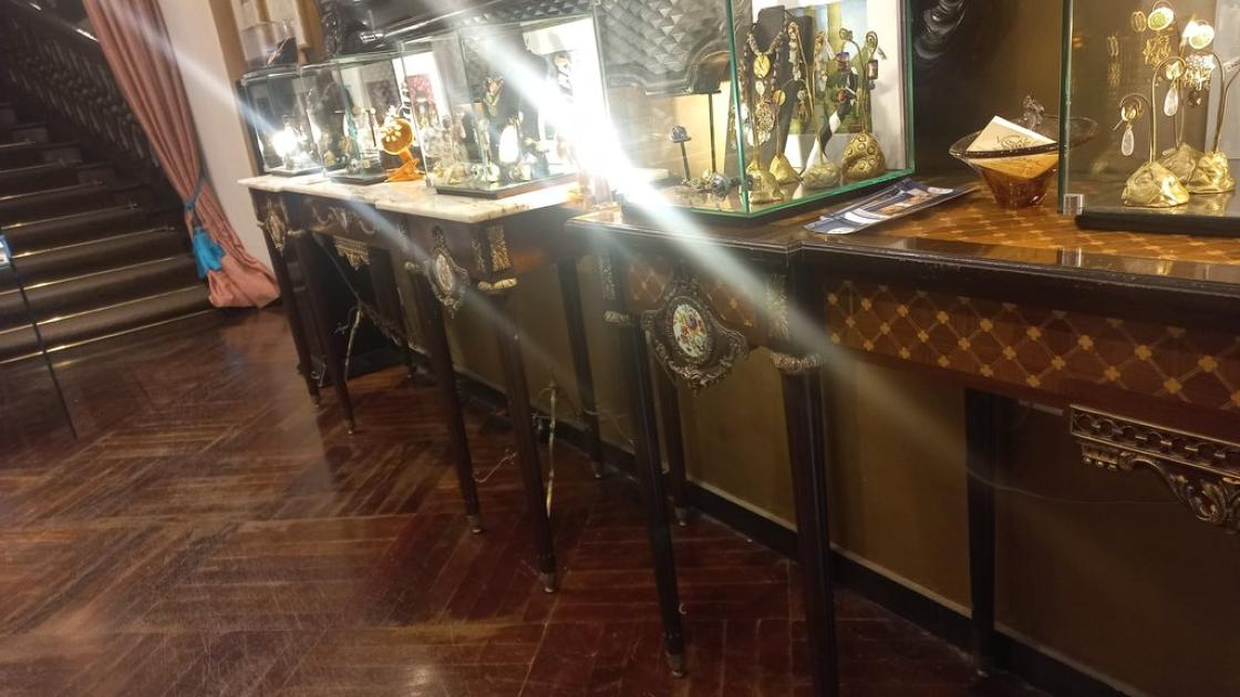 Vitrines a baixa altura i amb visibilitat total del contingut,