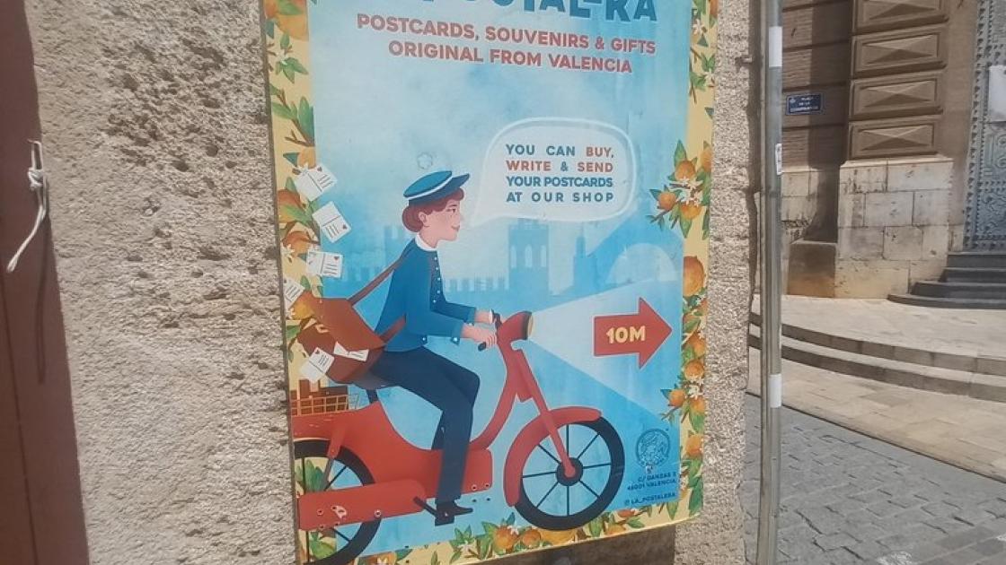 Señalética direccional en la aproximación exterior.