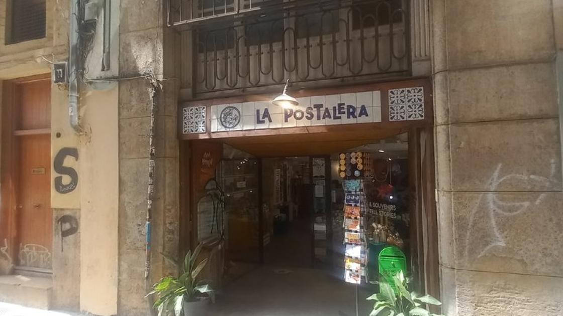 Establecimiento reconocible desde el exterior con rótulo.