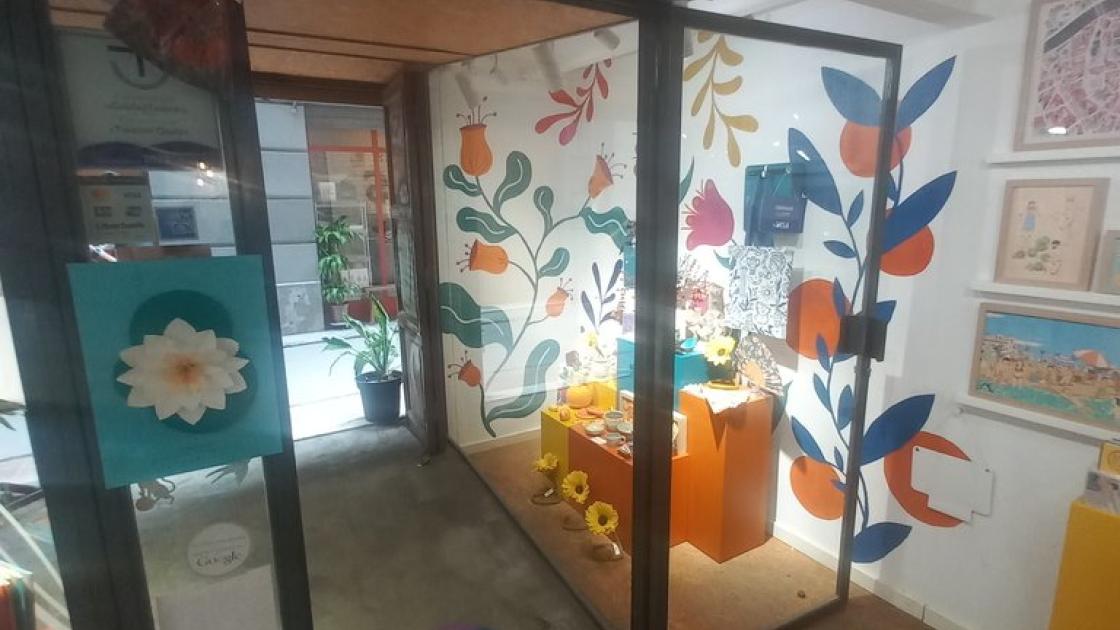 Puerta abatible con anchura adecuada.