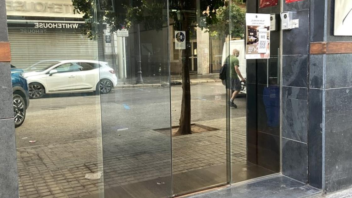 Portes automàtiques d'entrada a l'establiment.