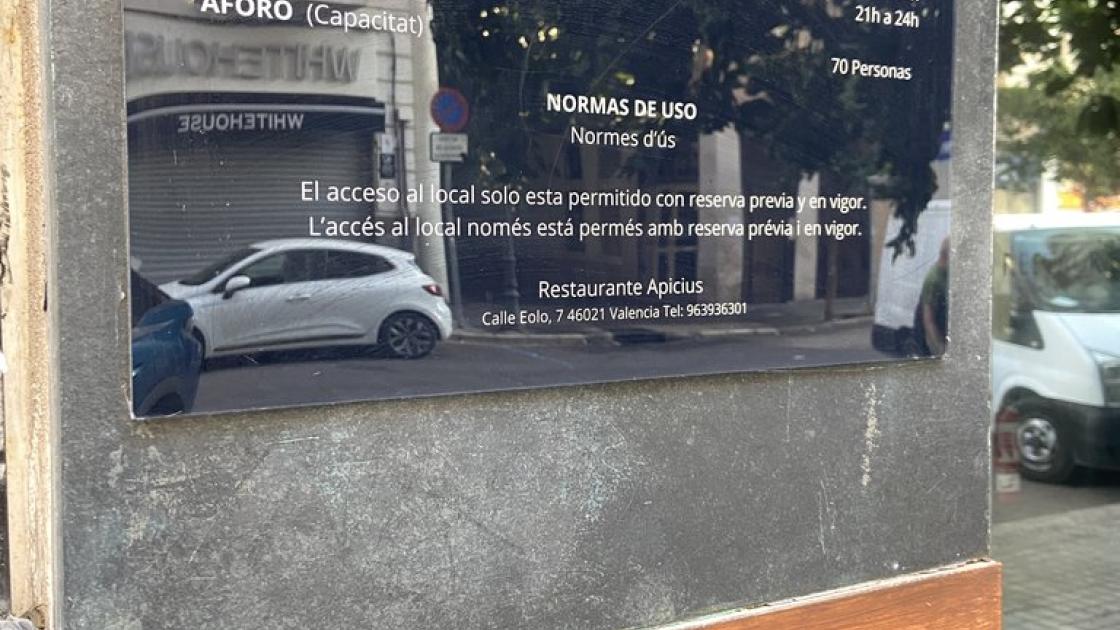 Senyalització horaris i normes d'ús a la porta principal.