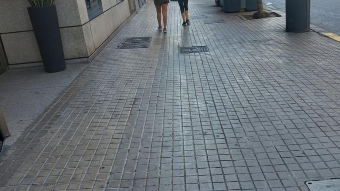 Wide and obstacle-free exterior route.