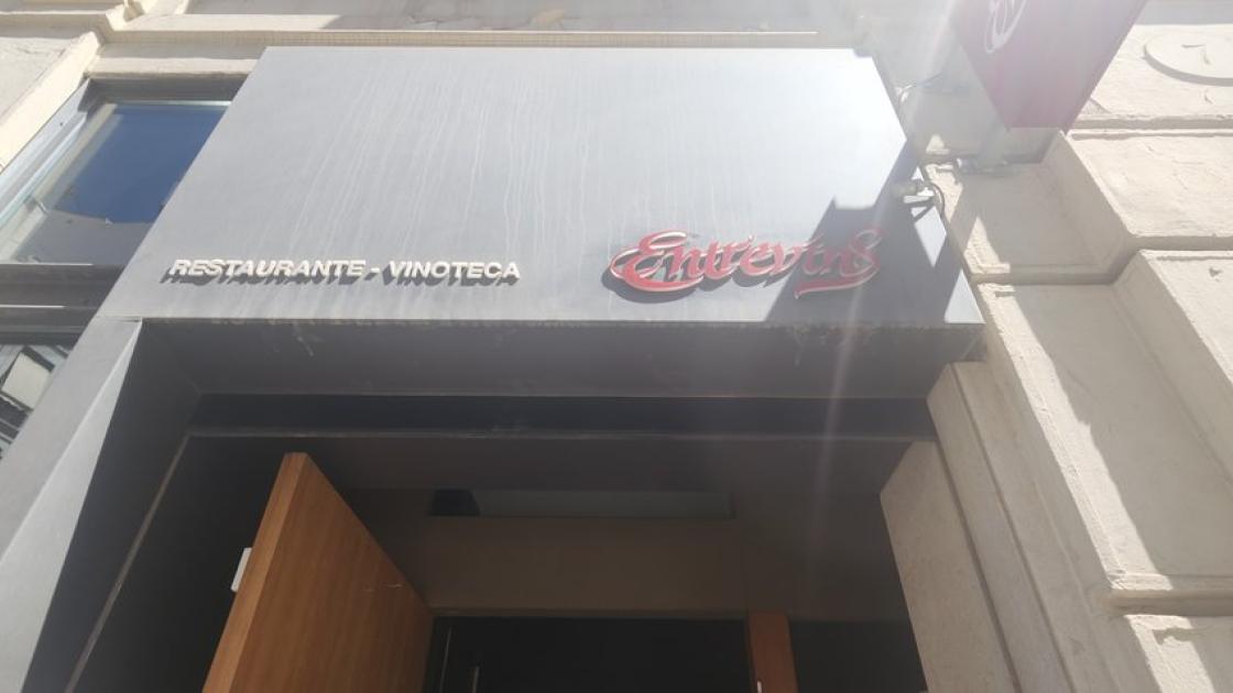 Detalle del rótulo identificativo  del restaurante