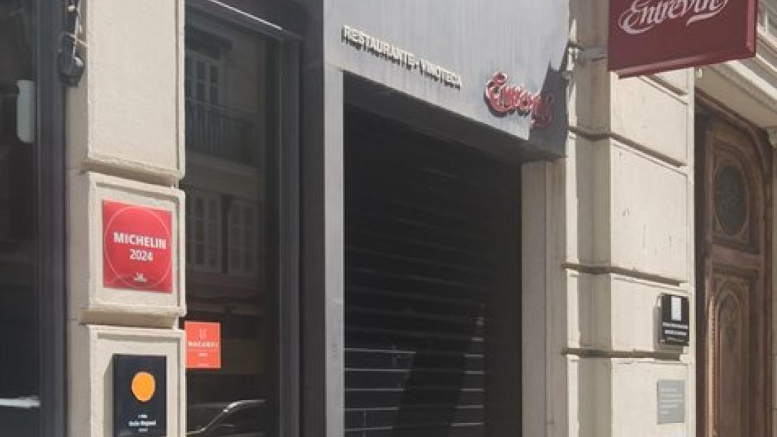 Cartel saliente de la fachada para mejor identificación y orientación de los usuarios