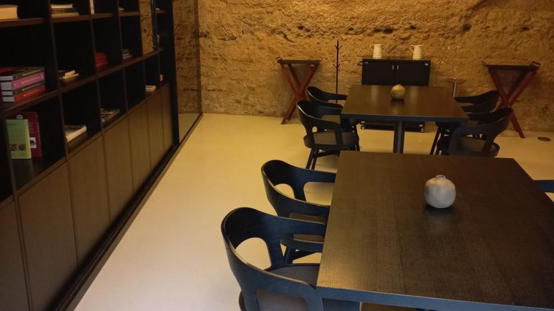 Homogeneous lighting, without glare or reflections and no shadow areas.