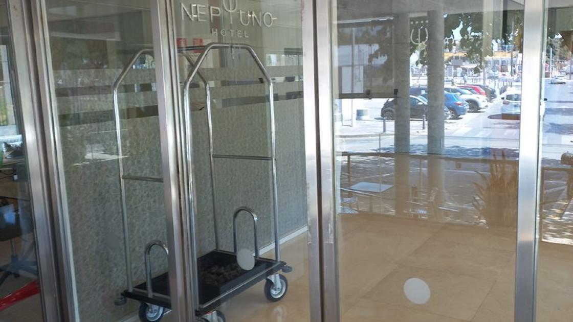 Puertas automáticas en el acceso principal.