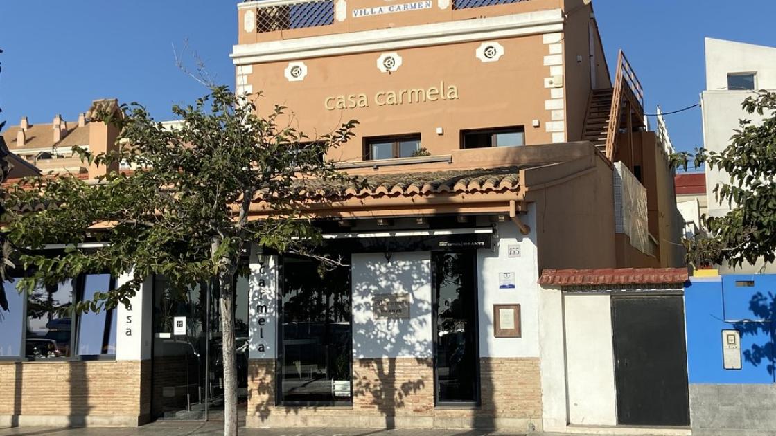Fachada principal, acceso al establecimiento.