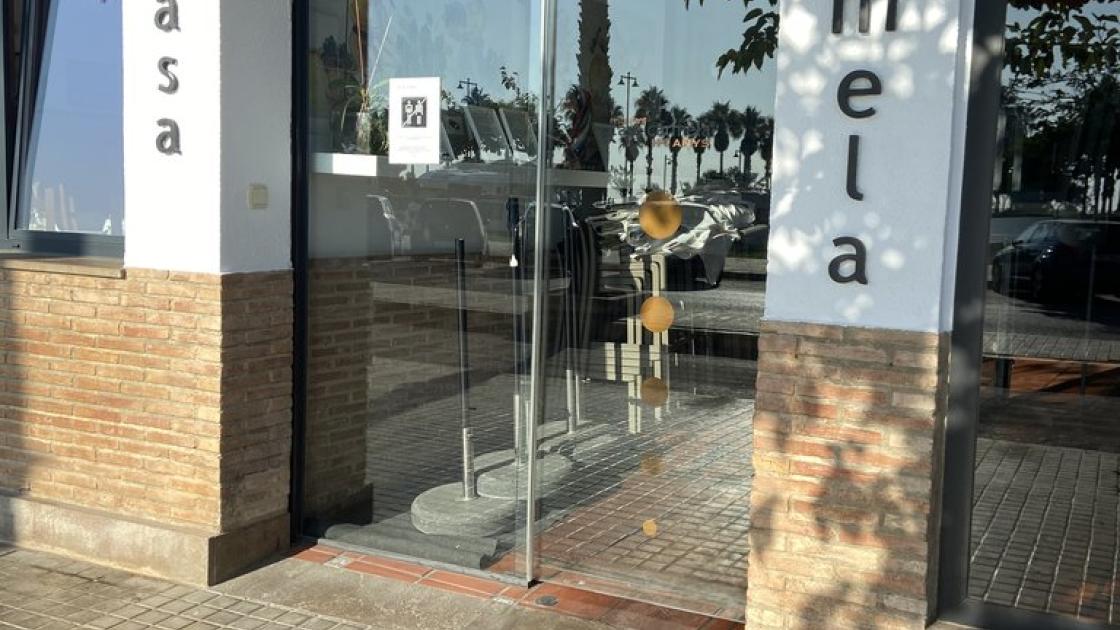 Puertas automáticas de acceso al restaurante.