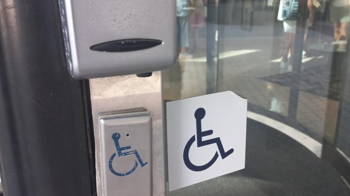 Dispositiu de trucada per accés per porta accessible.