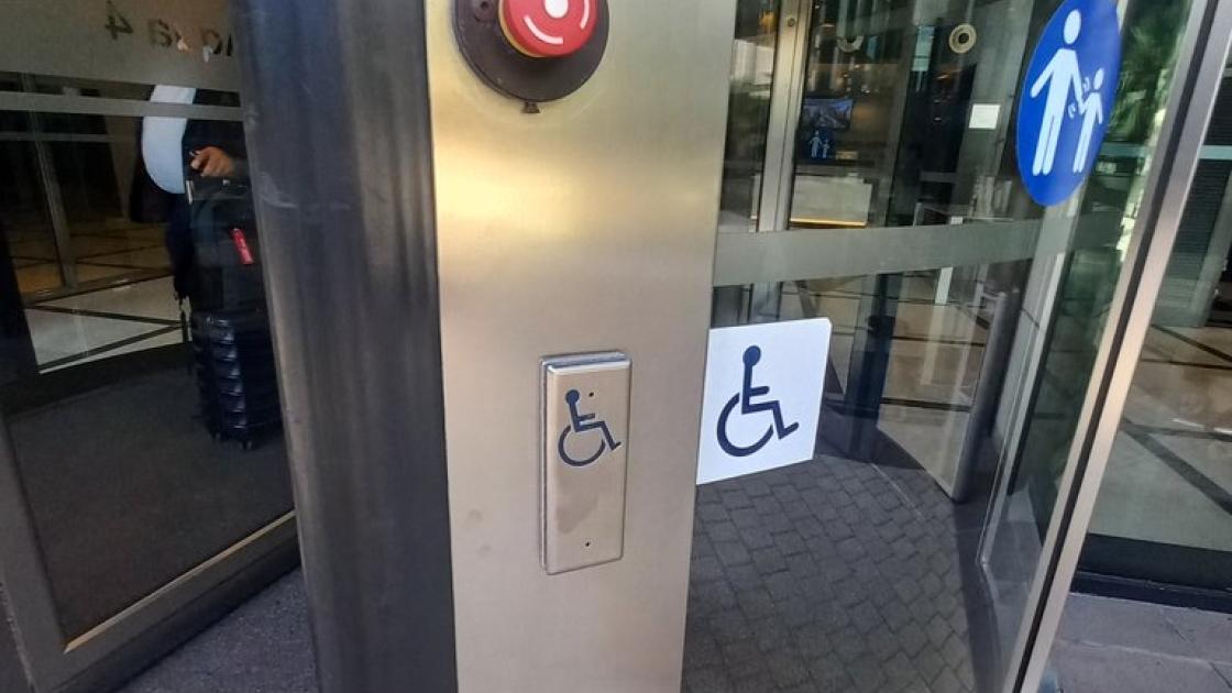 Botón para acceso por puerta accesible.