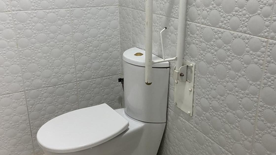 WC accessible amb barres de suport.