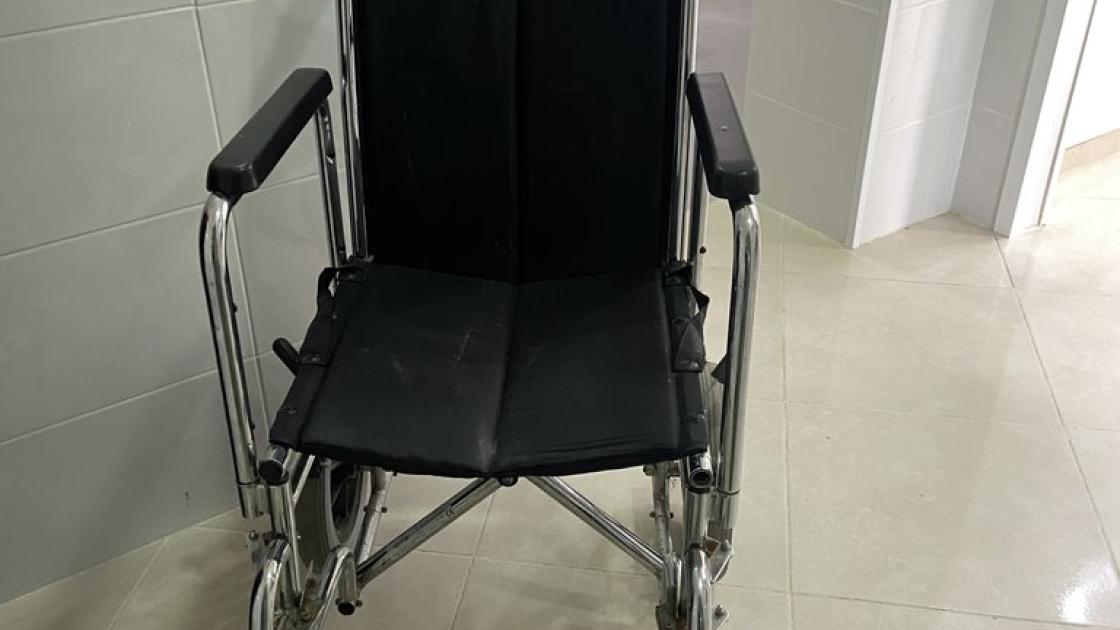 Cadira de rodes disponible per als clients amb certes necessitats.