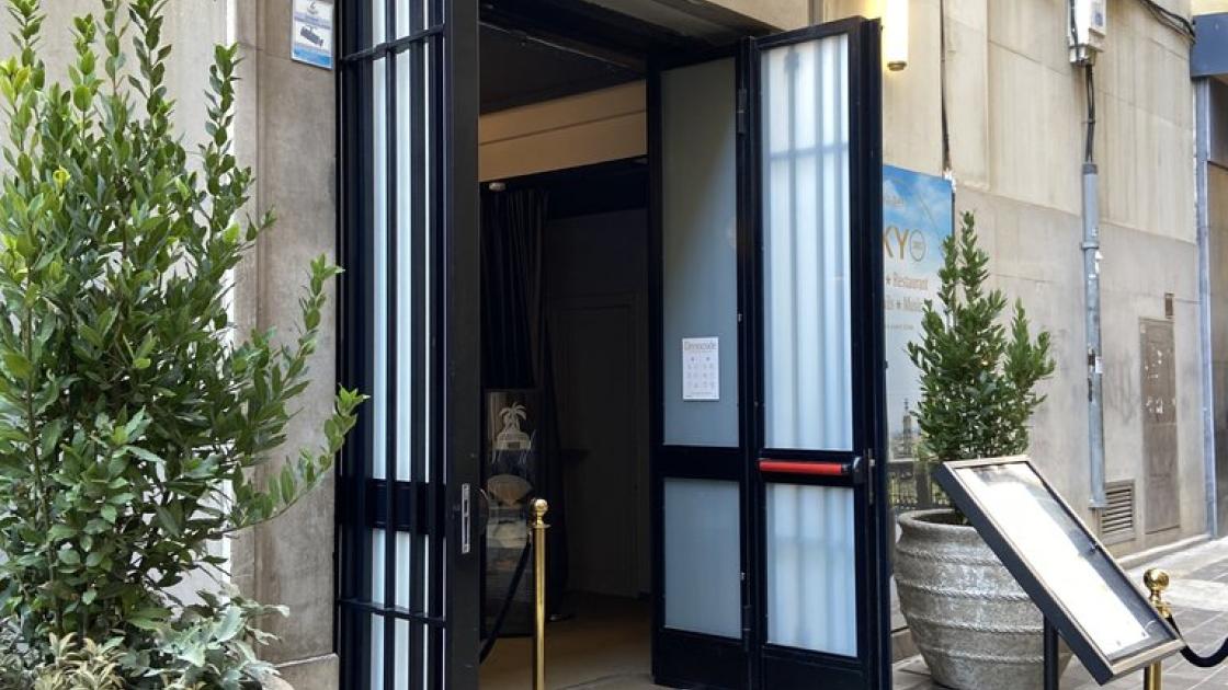 Main access to the establishment.