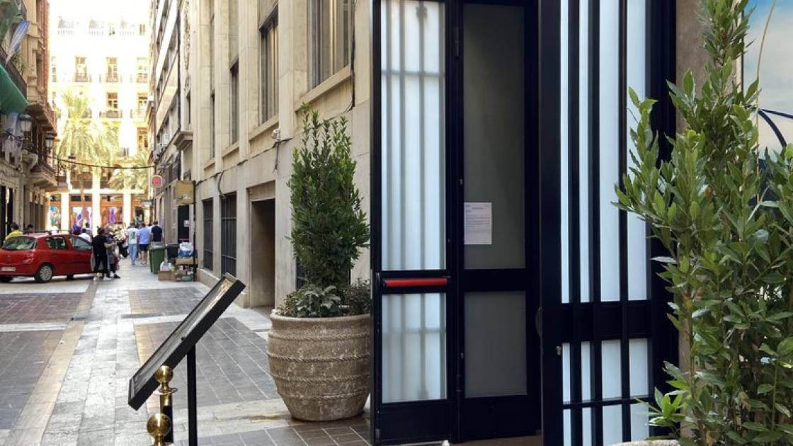 Exterior accessibility through a pedestrian street.