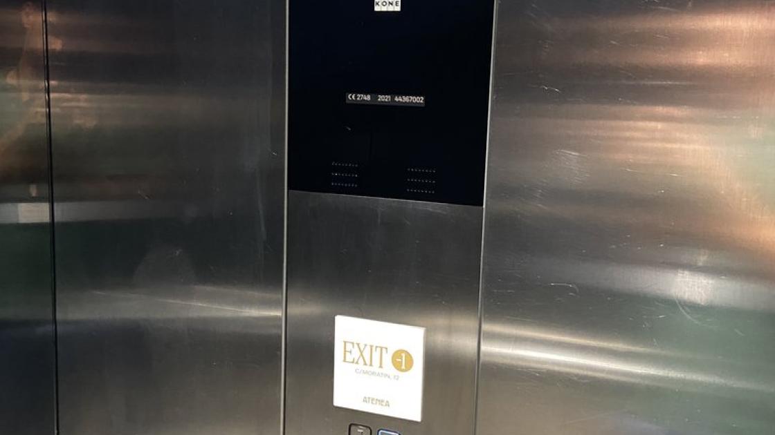Accessible elevator, equipped with visual notices, braille buttons, and the panel at the correct height. It also has signage indicating the exit street of the establishment.