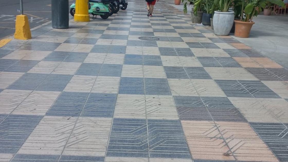 Recorrido de aproximación amplio y libre de obstáculos.