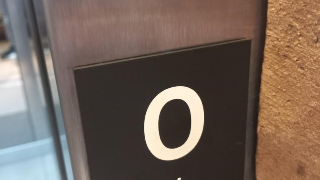 Rótulos de planta en salida de ascensores con sistema braille.