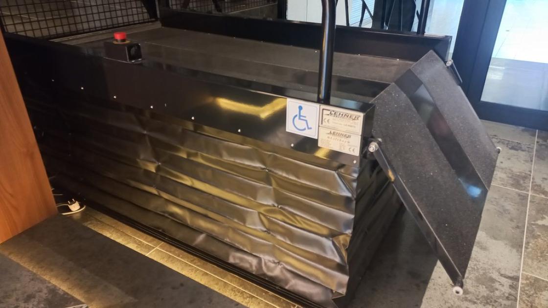 Elevadores mecánicos para superar desniveles.