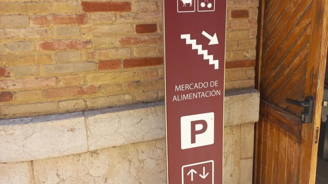 Approach route marked by signage.