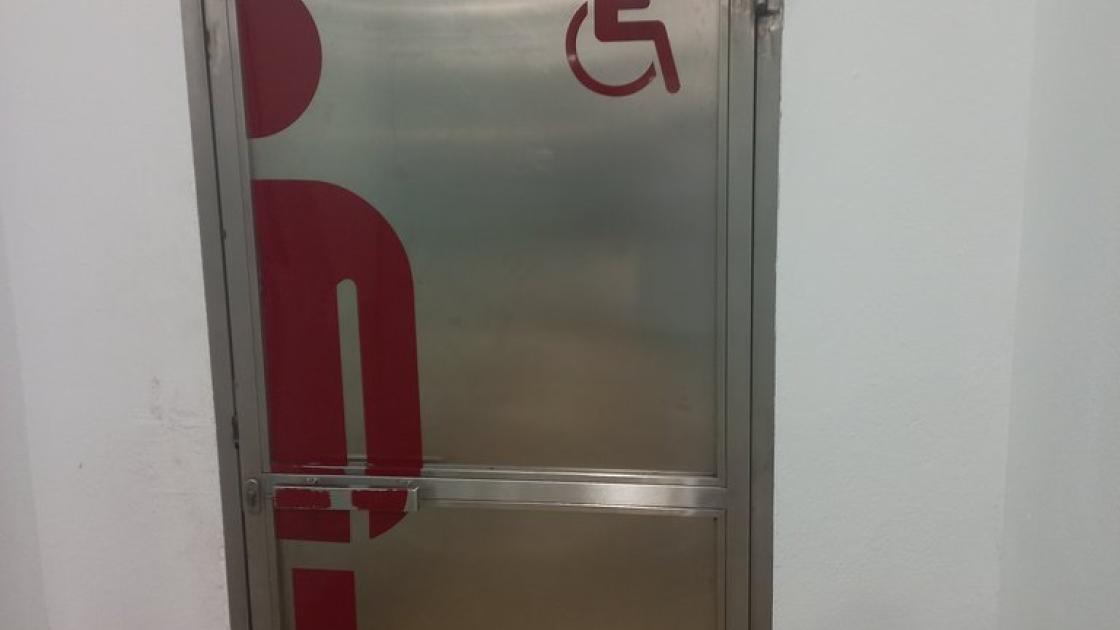 Baños adaptados con equipamiento accesible.
