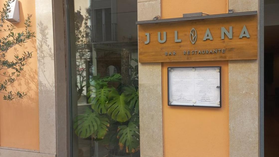 Establecimiento reconocible desde el exterior con rótulo.