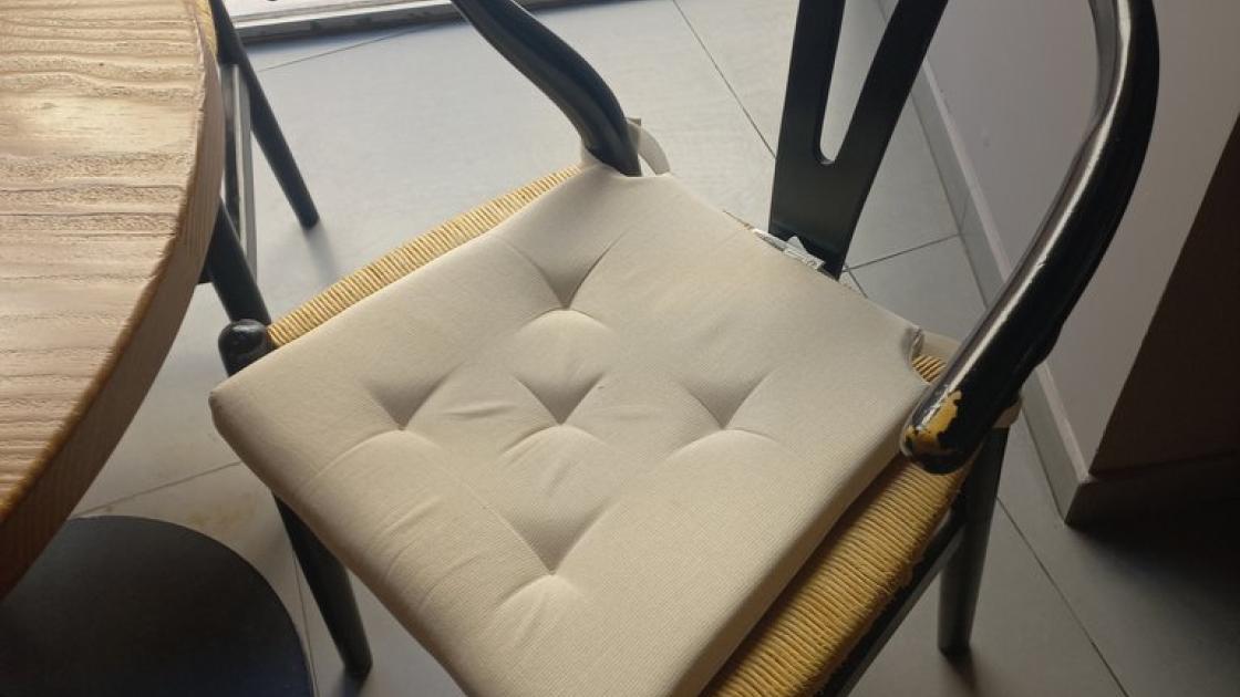 Equipamiento ergonómico. Sillas con reposabrazos y respaldo y mesas con zona de aproximación libre.