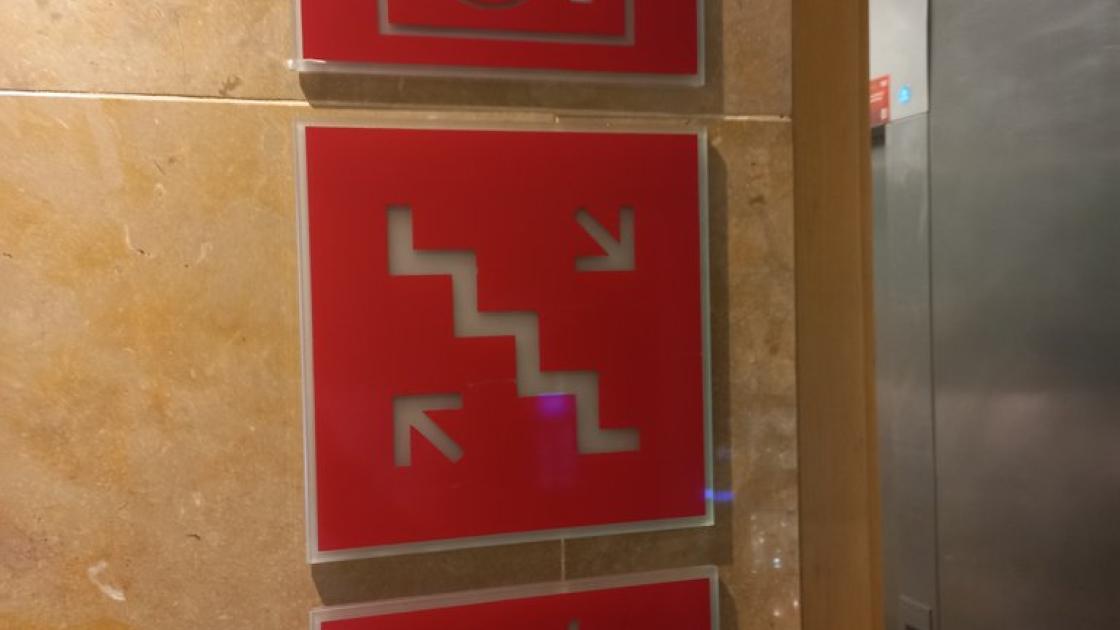 Augmentative communication system through pictograms for spatial orientation.